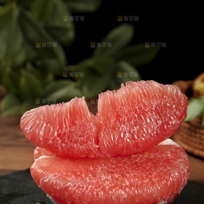 黑底上的红心蜜柚果肉
