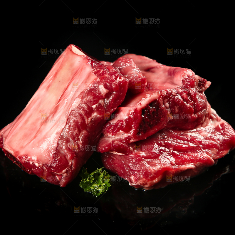 黑底上的黄牛排