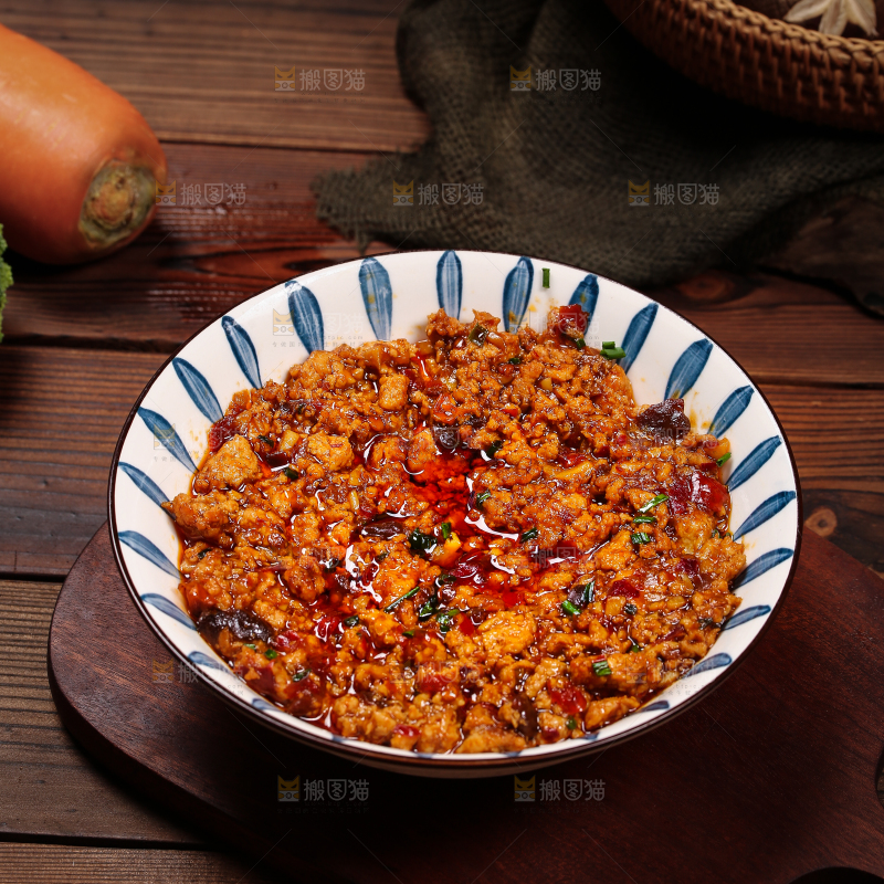 木底上放着一碗肉沫蒸鸡蛋