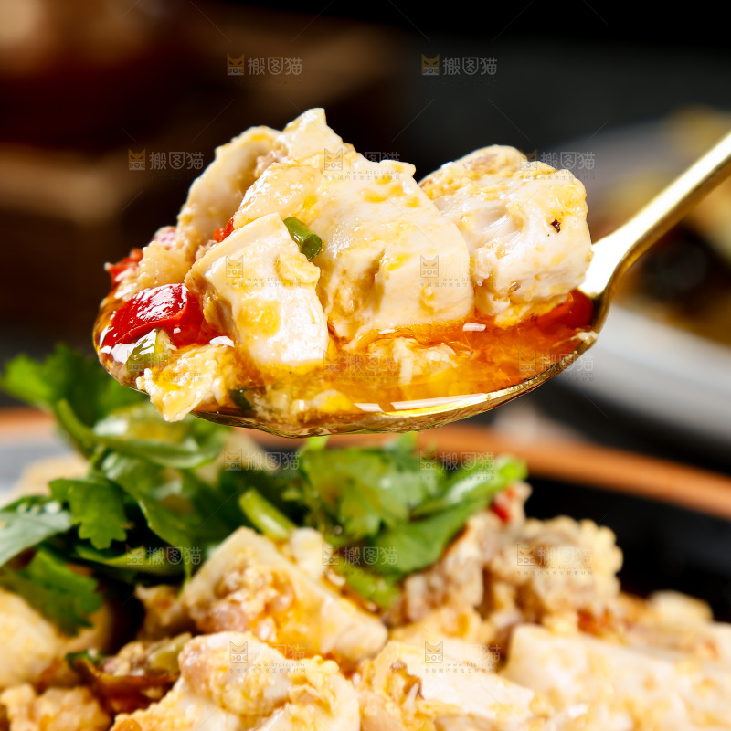 勺子上舀着肉沫豆腐