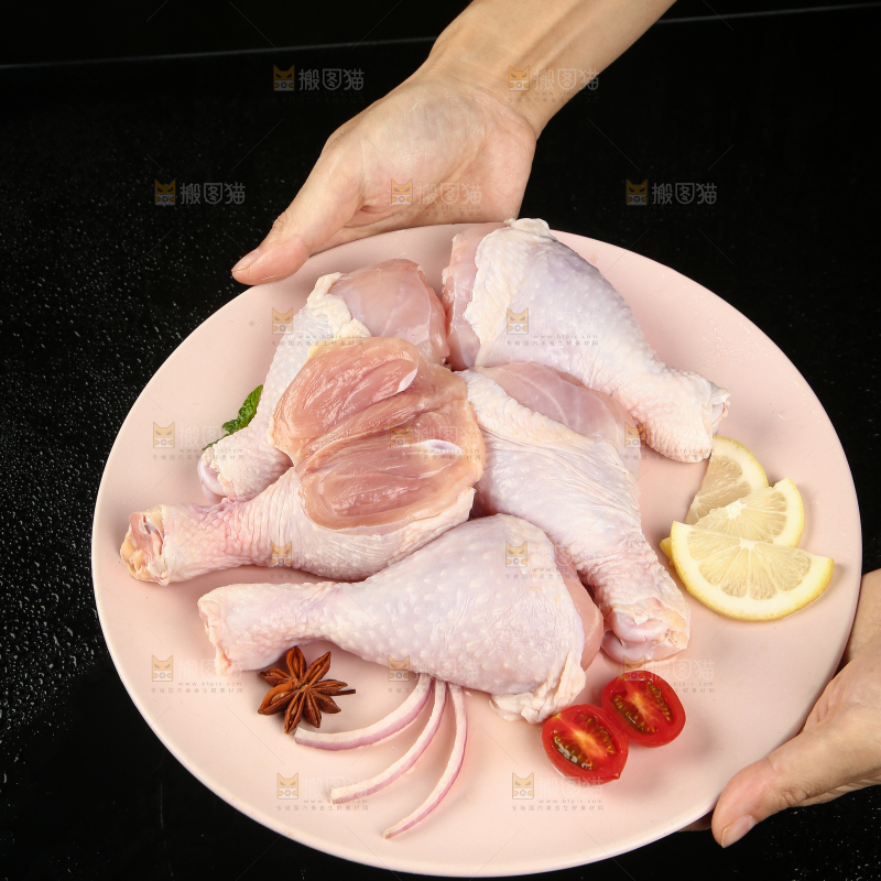 手里端着一盘生鸡腿