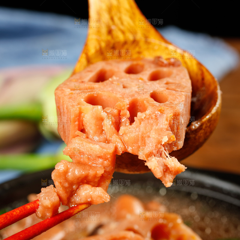勺子上舀着莲藕