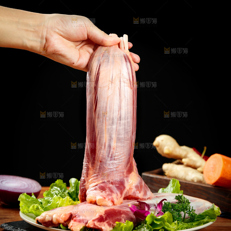 手里拿着黄牛腱子肉