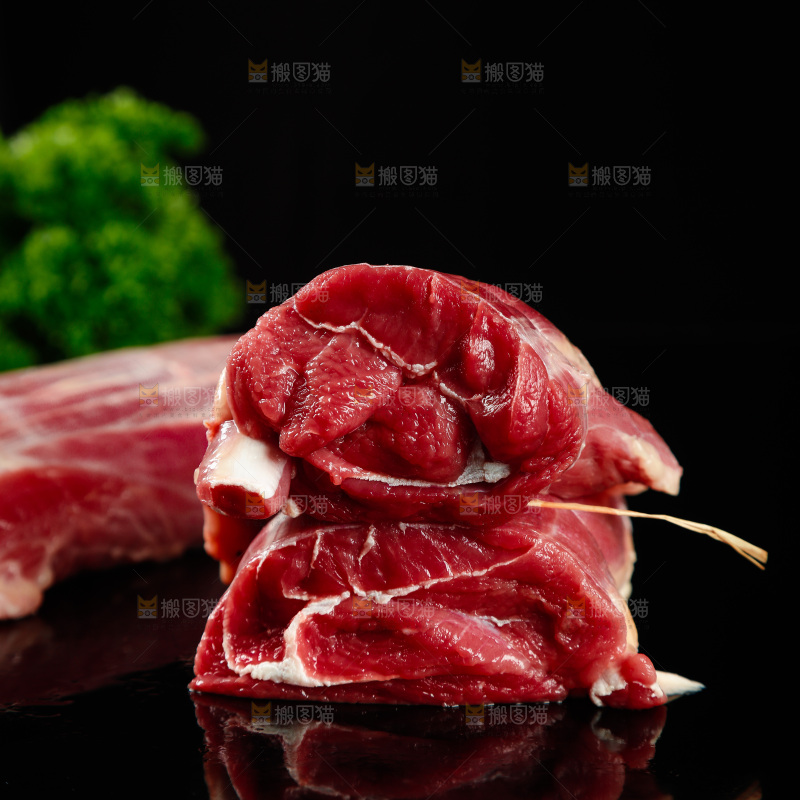 黑底上放着新鲜牛腱子肉