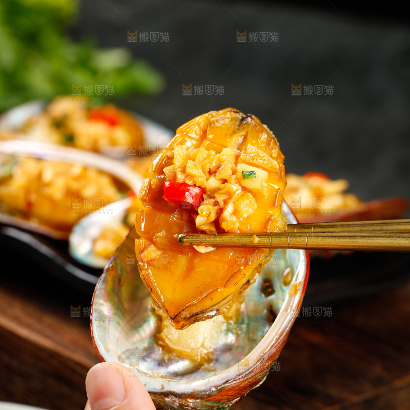 筷子上夹着鲍鱼