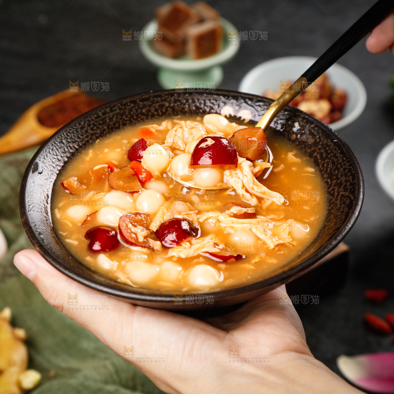 手里端着一碗米酒汤圆