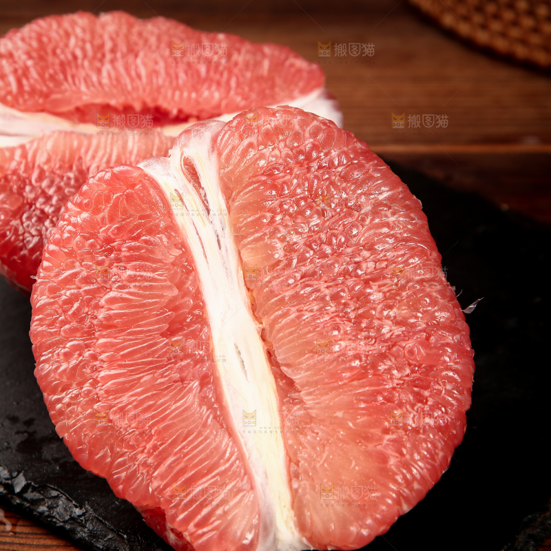 黑底上的红心蜜柚果肉
