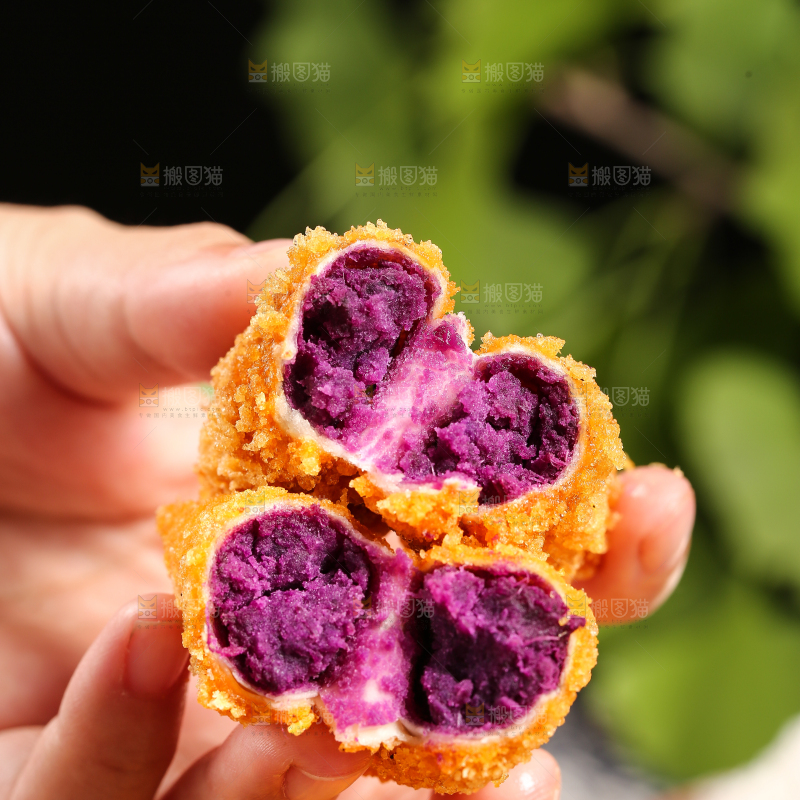 手里拿着酥脆紫薯卷