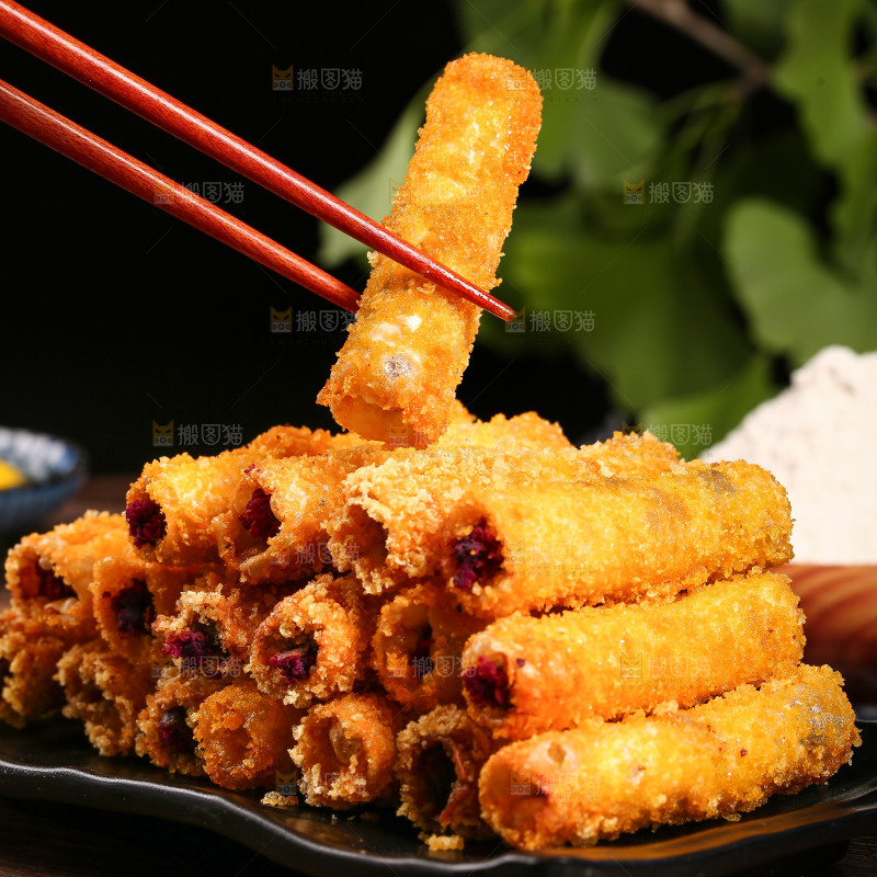 筷子上夹着油炸紫薯卷