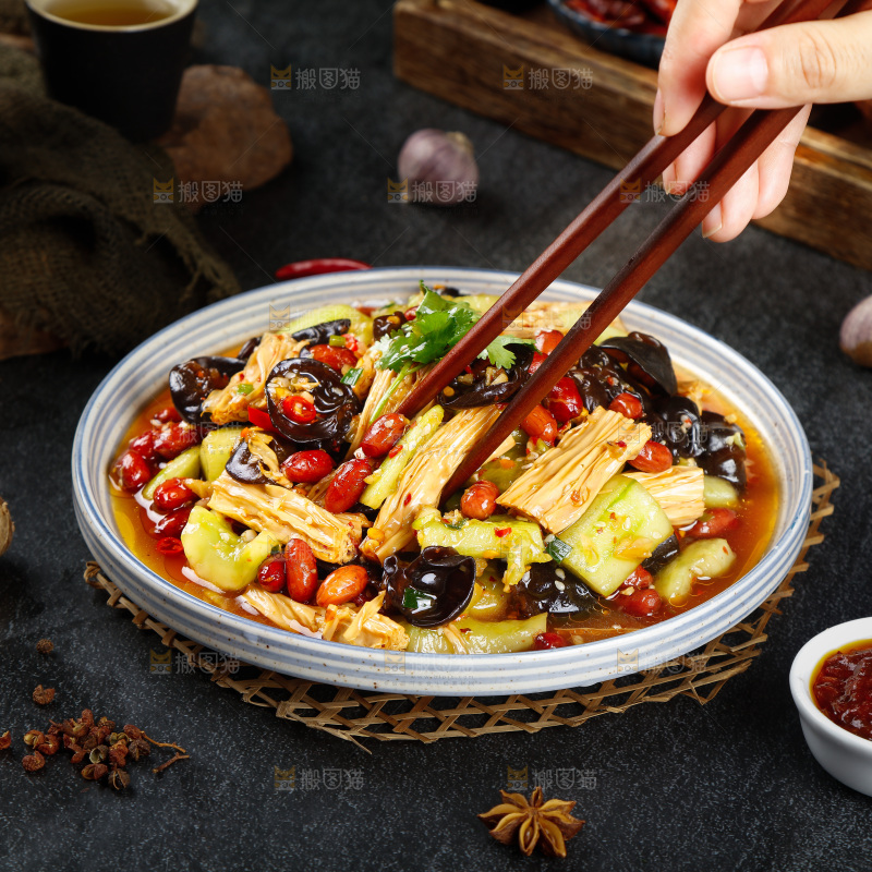 筷子上夹着凉拌黄瓜