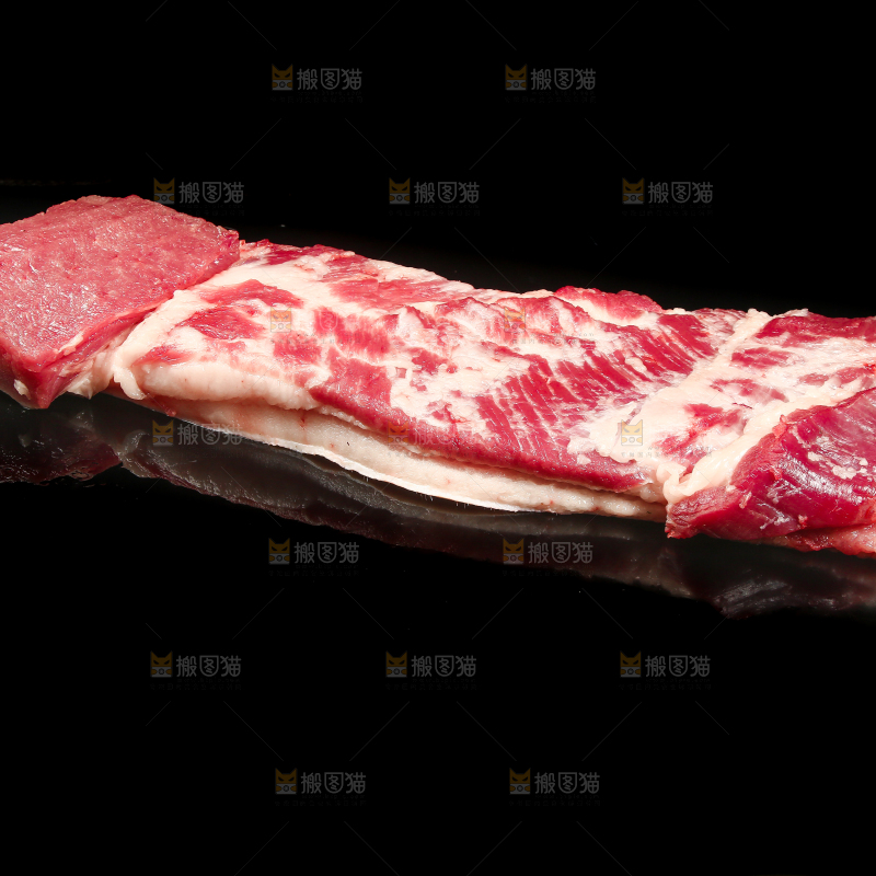 黑底上摆放着五花肉