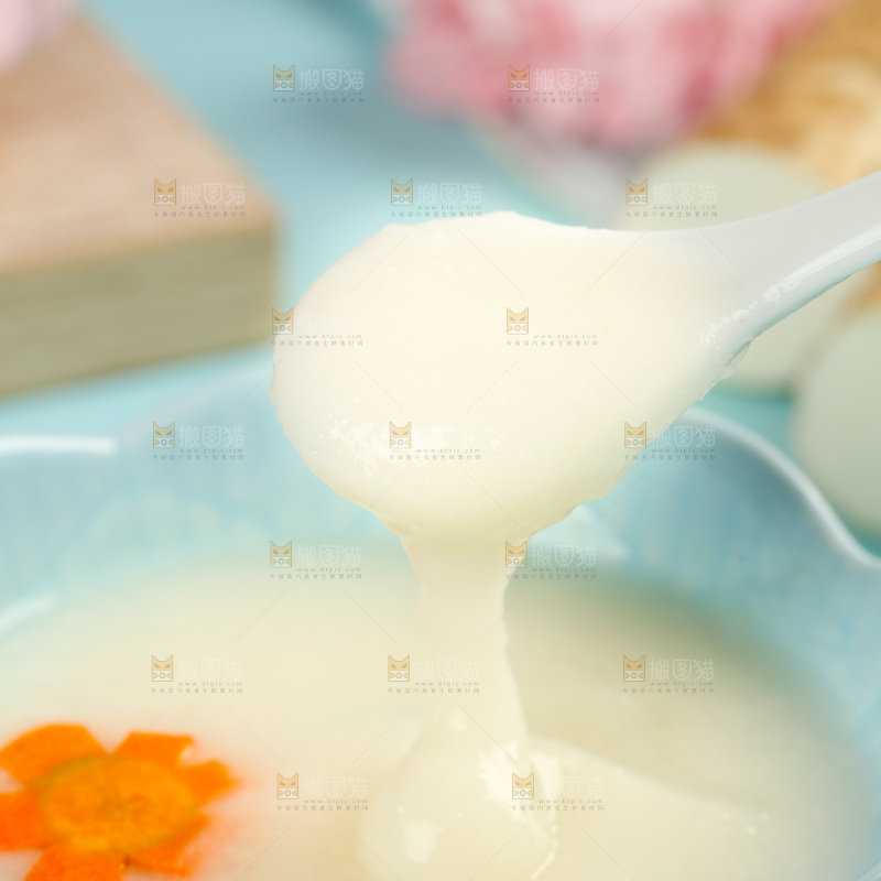 勺子上舀着米糊