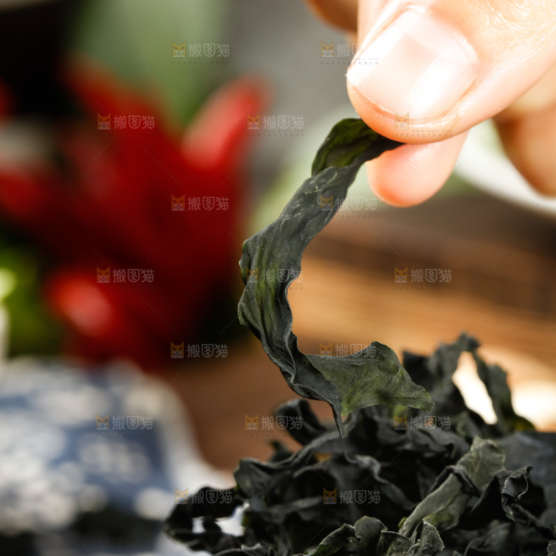 手里拿着裙带菜