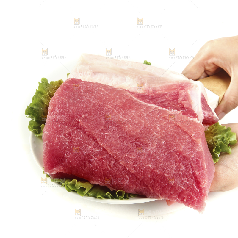 手里端着一盘土猪肉