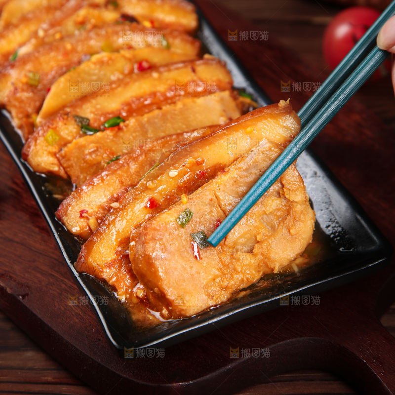 筷子上夹着扣肉