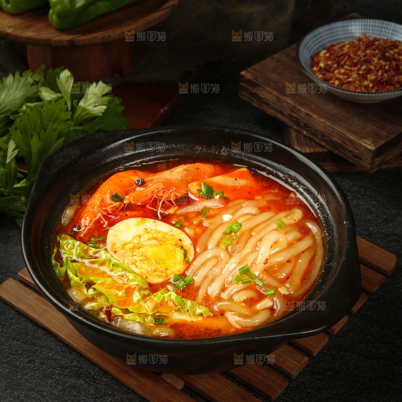 深底上放着砂锅土豆粉