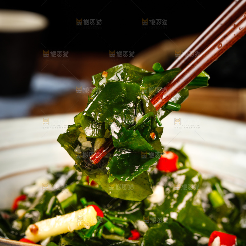 筷子上夹着凉拌裙带菜