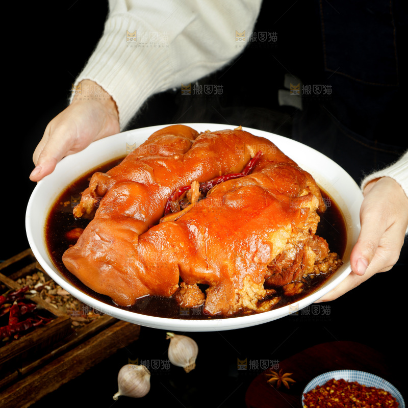 手里端着一盘猪头肉