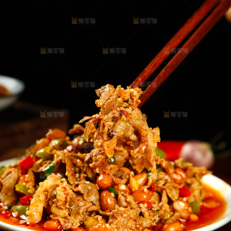 筷子上夹着凉拌牛肉