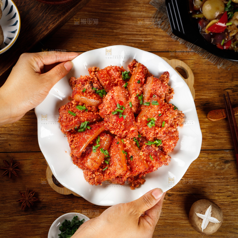 手里端着一盘蒸五花肉