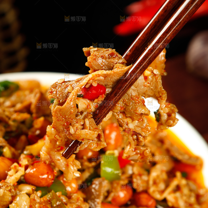 筷子上夹着凉拌牛肉