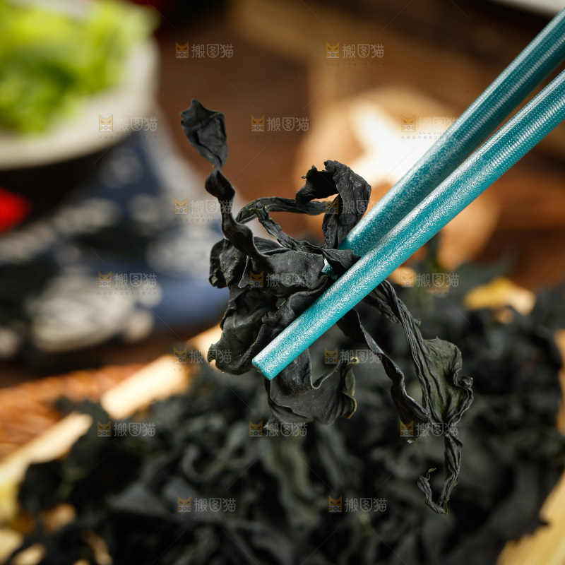 筷子上夹着海带苗