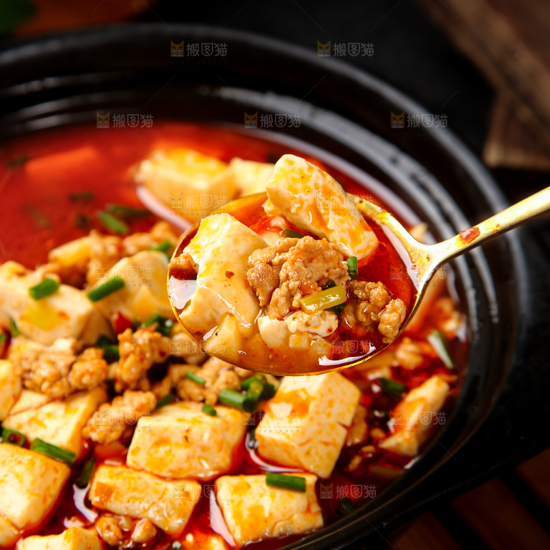勺子上舀着肉沫豆腐