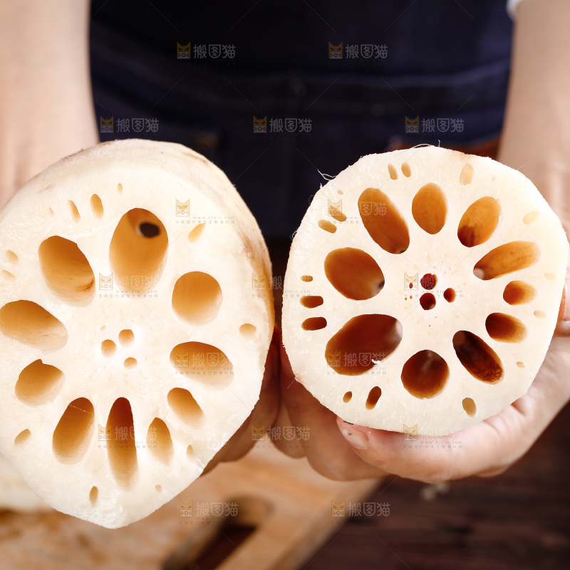 手里拿着洪湖莲藕