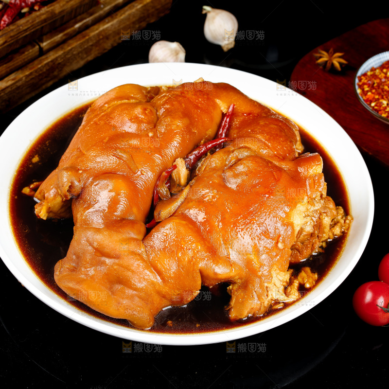 盘子里的酱香猪头肉