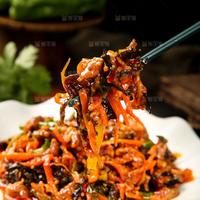 筷子上夹着鱼香肉丝