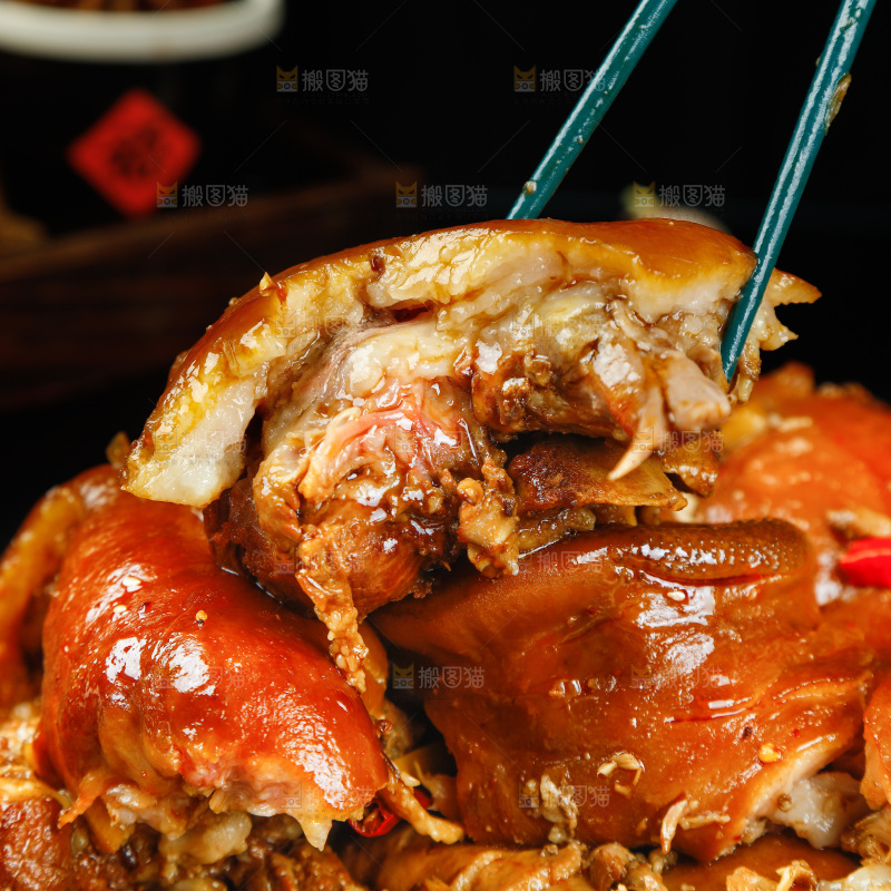 筷子上夹着猪头肉