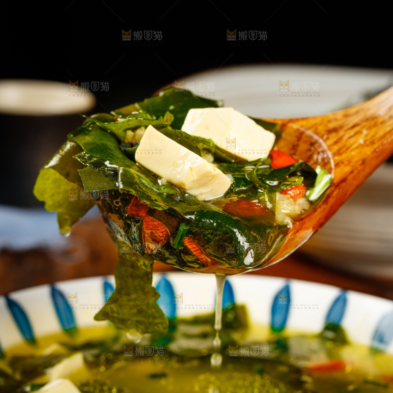 勺子上舀着裙带菜豆腐汤
