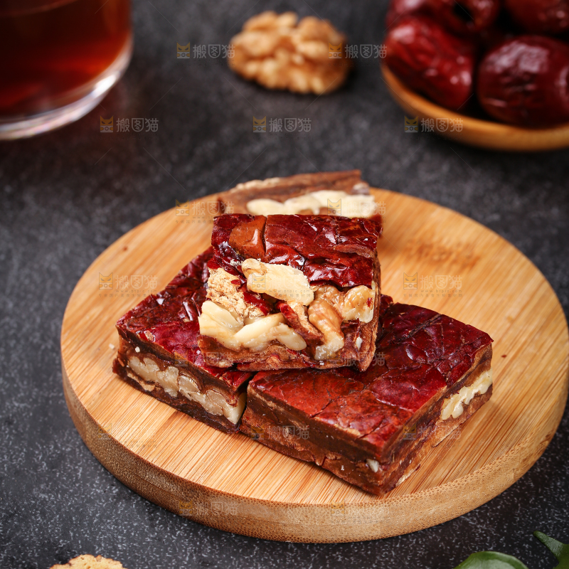 木板上放着红枣夹心派