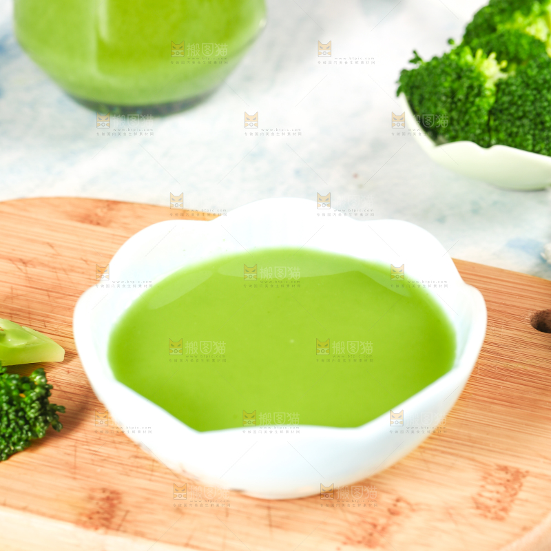 木板上一碗西兰花泥