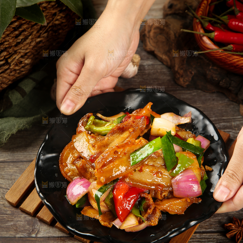 手里端着一盘川香回锅肉
