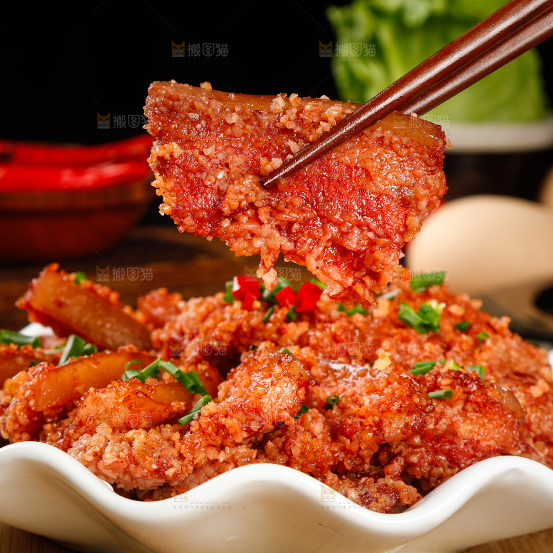 筷子上夹着蒸肉