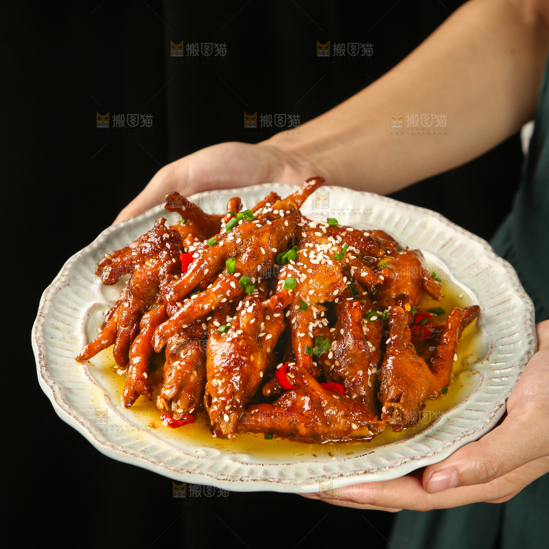 手里端着一盘红烧酱香鸡爪