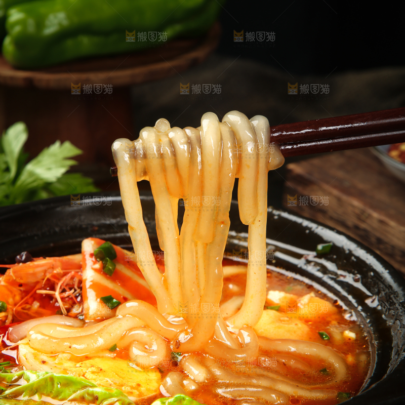 筷子上夹着土豆粉