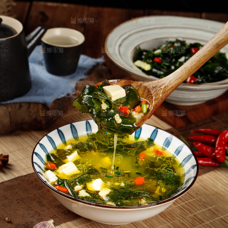 勺子上舀着裙带菜豆腐汤