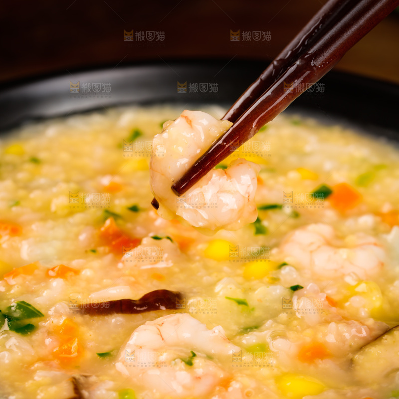 筷子上夹着虾仁