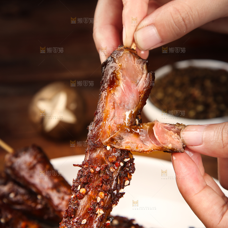 手里拿着手撕鸭脖