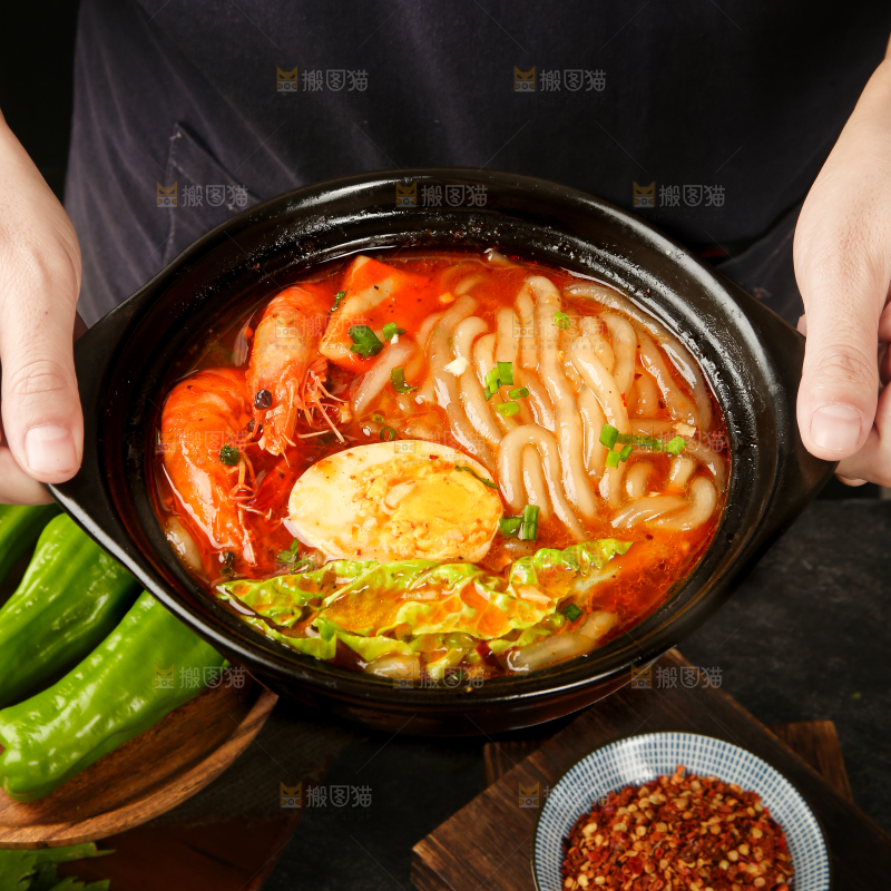 手里 端着酸辣土豆粉