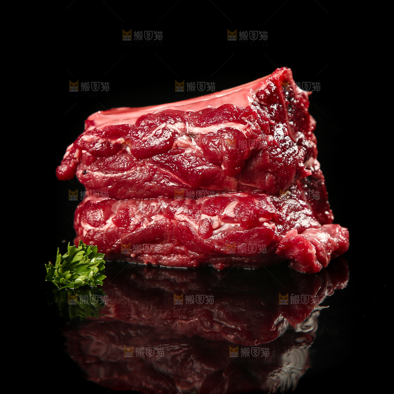 黑底上的黄牛排