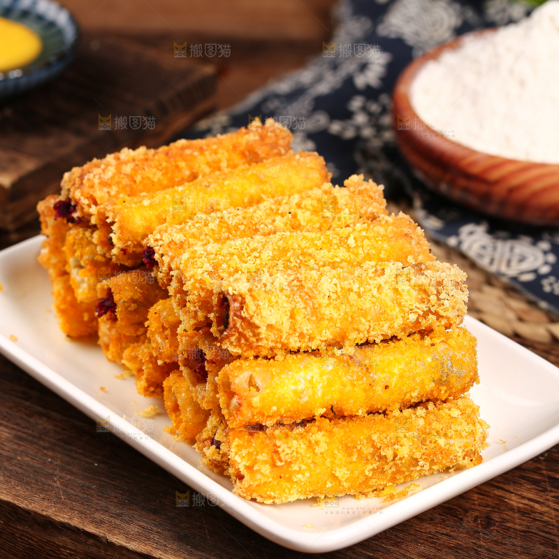 木底上放着一盘香酥紫薯条