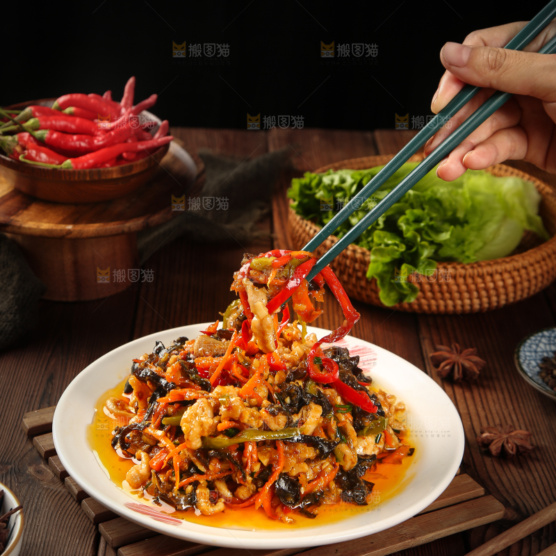 筷子上夹着肉丝