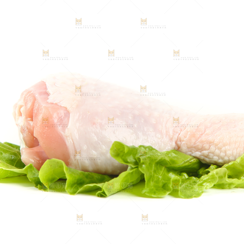 菜叶上放着生鸡腿