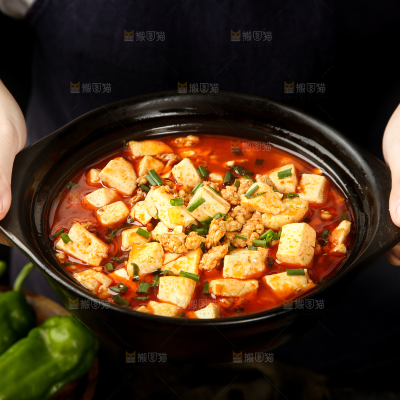 手里端着麻辣豆腐