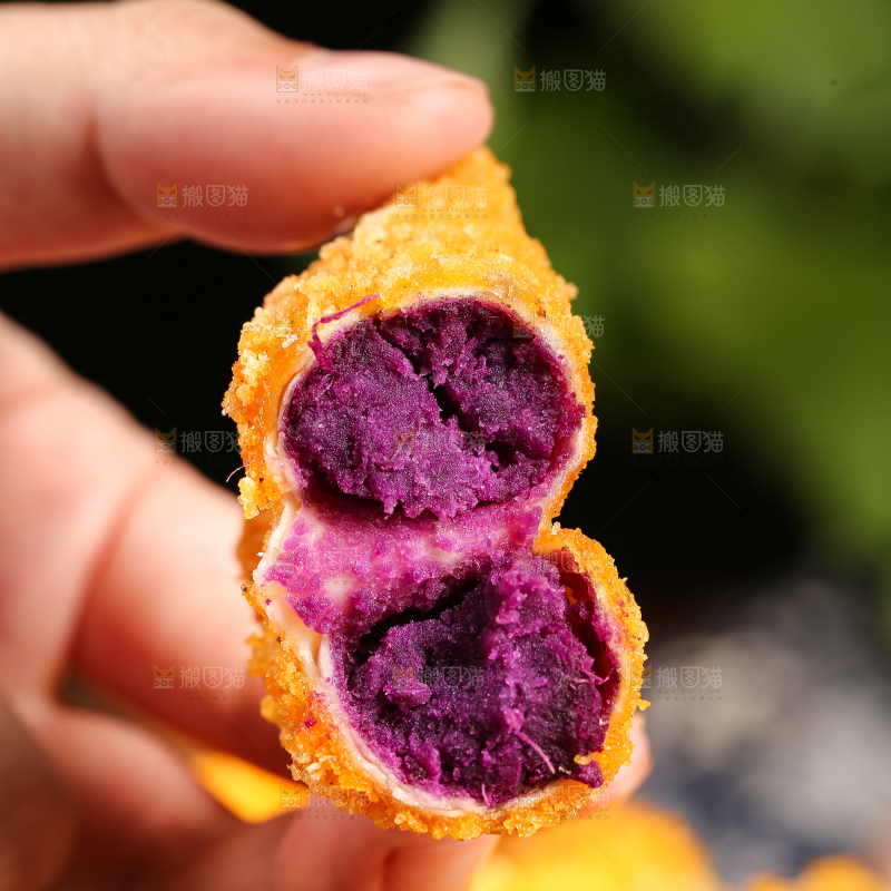 手里拿着酥脆紫薯卷