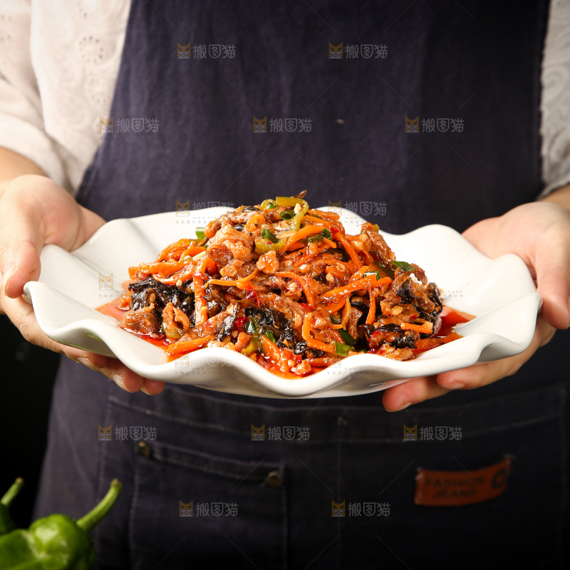 手里端着一盘家常鱼香肉丝