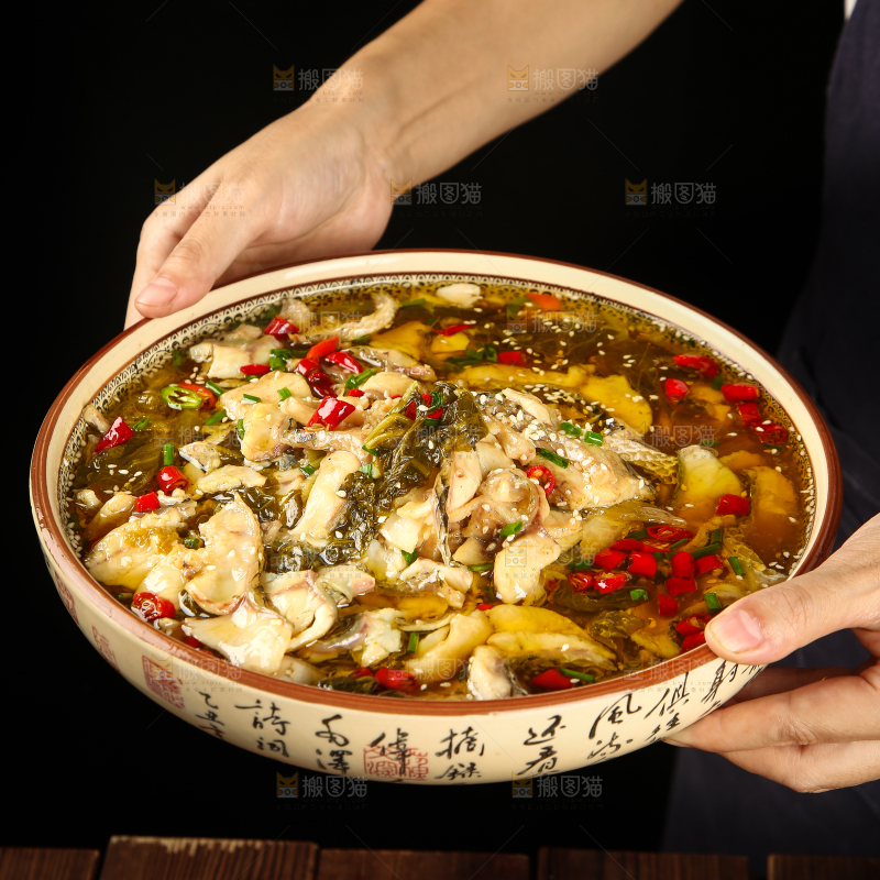 手里端着水煮鱼片